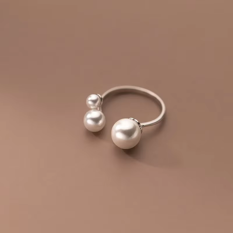 Elegant Three Pearl Ring